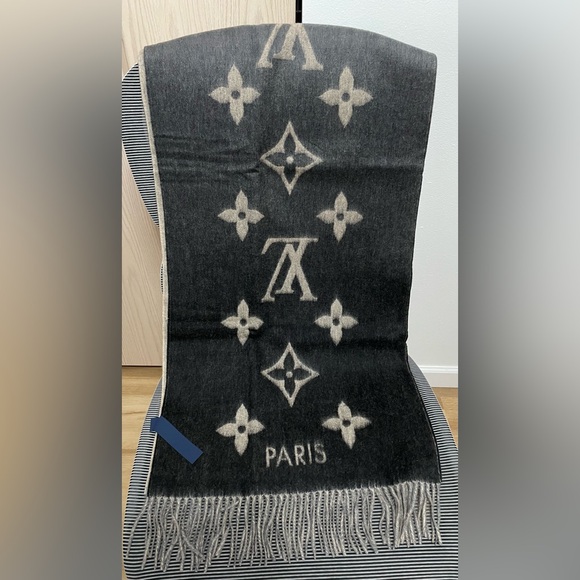 LV Reykjavik Gradient Scarf - Picture 7 of 8